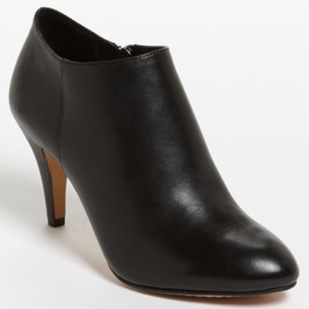 Vince Camuto VC-Vive Blank Leather Heeled Booties Ankle Boots. Size 5.5
